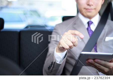 後部座席 ビジネスマン (シートベルト 男性 乗用車 サラリーマン 役職 30代 会社員 営業車) 23762304