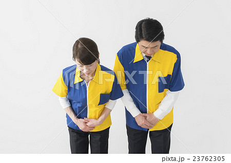 お辞儀をするミドルコンビニ店員男女 お辞儀をするミドルコンビニ店員男女 23762305