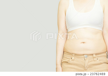 女性のぽっちゃりおなか 女性のぽっちゃりおなか 23762469