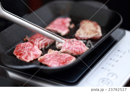 美崎牛 牛肉 ビーフ 食べ物 鉄板焼き ホットプレート 焼肉 生肉 調理 和牛 食品 の写真素材