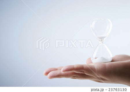 手の上の砂時計 23763130