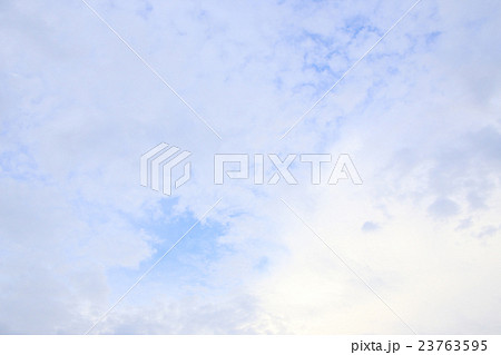 雲多めの大空 明るい雲 雲多めの大空 明るい雲 23763595