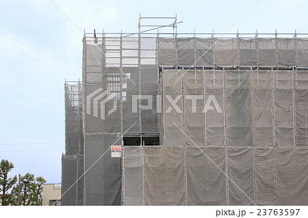 マンションの建築現場　足場　 23763597