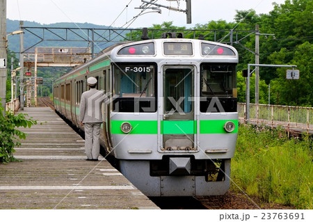 伊納駅にて、ドア閉めます（721系電車F-3015編成） 23763691