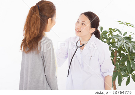 患者を見送る女性医師 23764779