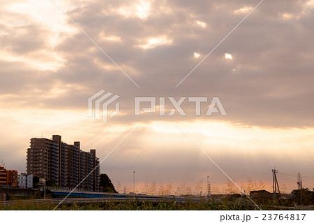 マンションと夕方の空 空と雲の写真素材 空の背景素材 コピースペース 広告スペース 真夏イメージ マンションと夕方の空 空と雲の写真素材 空の背景素材 コピースペース 広告スペース 真夏イメージ 23764817