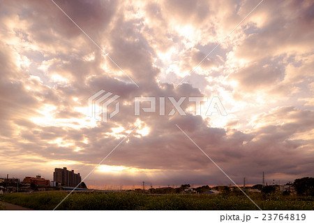 マンションと夕方の空 空と雲の写真素材 空の背景素材 コピースペース 広告スペース 真夏イメージ マンションと夕方の空 空と雲の写真素材 空の背景素材 コピースペース 広告スペース 真夏イメージ 23764819