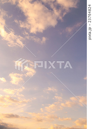 夕方の空 空と雲の写真素材 空の背景素材 コピースペース 広告スペース 真夏イメージ 夕方の空 空と雲の写真素材 空の背景素材 コピースペース 広告スペース 真夏イメージ 23764824