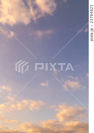 夕方の空 空と雲の写真素材 空の背景素材 コピースペース 広告スペース 真夏イメージ 夕方の空 空と雲の写真素材 空の背景素材 コピースペース 広告スペース 真夏イメージ 23764825