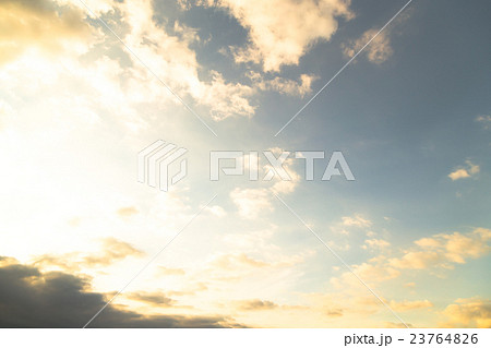 夕方の空　空と雲の写真素材　空の背景素材　コピースペース　広告スペース　真夏イメージ 23764826