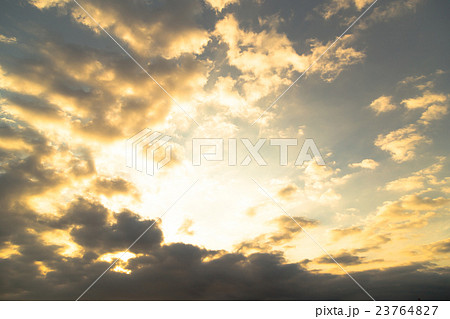夕方の空　空と雲の写真素材　空の背景素材　コピースペース　広告スペース　真夏イメージ 23764827