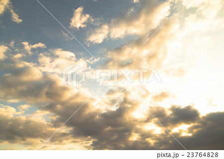 夕方の空 空と雲の写真素材 空の背景素材 コピースペース 広告スペース 真夏イメージの写真素材