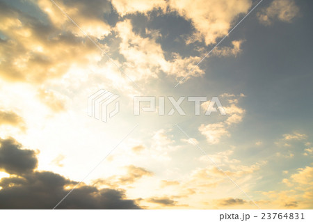夕方の空 空と雲の写真素材 空の背景素材 コピースペース 広告スペース 真夏イメージ 夕方の空 空と雲の写真素材 空の背景素材 コピースペース 広告スペース 真夏イメージ 23764831
