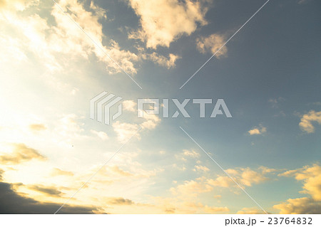 夕方の空　空と雲の写真素材　空の背景素材　コピースペース　広告スペース　真夏イメージ 23764832