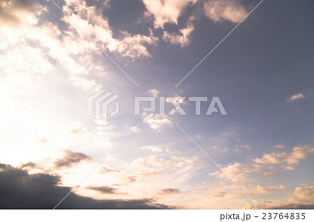 夕方の空　空と雲の写真素材　空の背景素材　コピースペース　広告スペース　真夏イメージ 23764835
