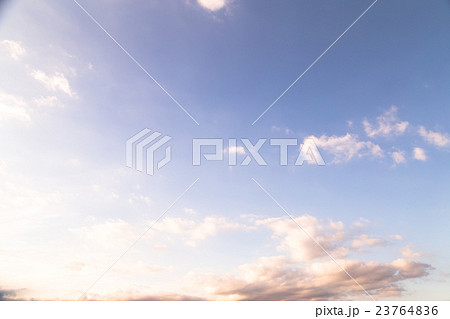 夕方の空 空と雲の写真素材 空の背景素材 コピースペース 広告スペース 真夏イメージ 夕方の空 空と雲の写真素材 空の背景素材 コピースペース 広告スペース 真夏イメージ 23764836