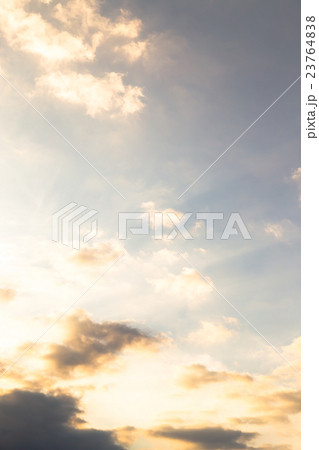 夕方の空 空と雲の写真素材 空の背景素材 コピースペース 広告スペース 真夏イメージ 夕方の空 空と雲の写真素材 空の背景素材 コピースペース 広告スペース 真夏イメージ 23764838