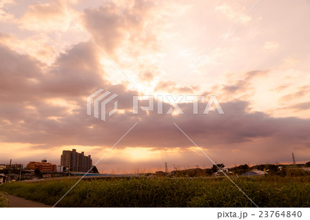 マンションと夕方の空　空と雲の写真素材　空の背景素材　コピースペース　広告スペース　真夏イメージ 23764840