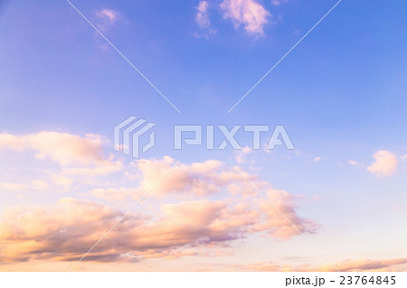 夕方の空　空と雲の写真素材　空の背景素材　コピースペース　広告スペース　真夏イメージ 23764845