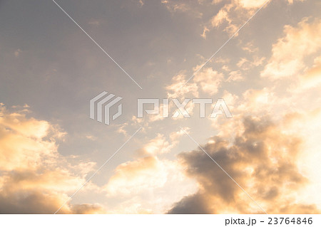 夕方の空 空と雲の写真素材 空の背景素材 コピースペース 広告スペース 真夏イメージ 夕方の空 空と雲の写真素材 空の背景素材 コピースペース 広告スペース 真夏イメージ 23764846