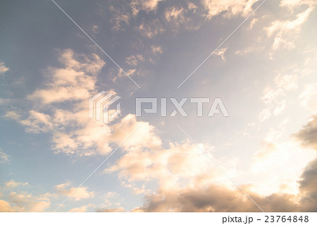 夕方の空　空と雲の写真素材　空の背景素材　コピースペース　広告スペース　真夏イメージ 23764848