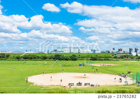 爽やかな夏空と草野球 23765282