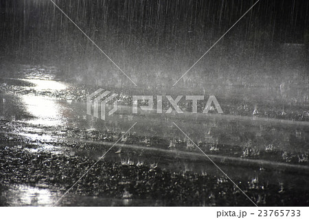 夜の豪雨 23765733