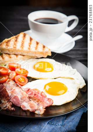Traditional breakfast on a plate 23768865