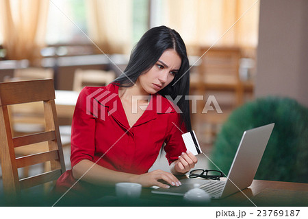 Angered business woman shopping online Angered business woman shopping online 23769187