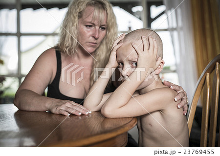 Mother help kitchen son 23769455