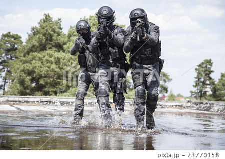 Spec ops police officers SWAT in the water 23770158