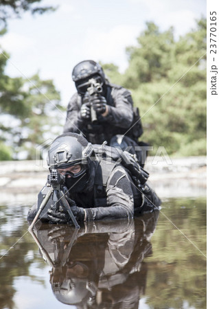 Spec ops police officers SWAT in the water 23770165
