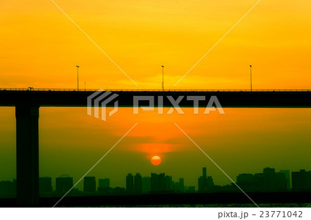都心の夕暮れ 23771042
