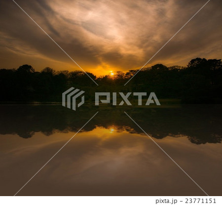 夕暮れの美しい景色 23771151