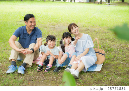 ピクニックをする4人家族 ピクニックをする4人家族 23771881
