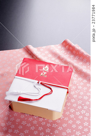 内祝いを贈るイメージ 23771984