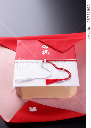 内祝いを贈るイメージ 内祝いを贈るイメージ 23771990