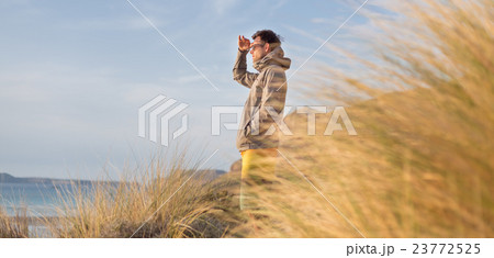 Free active man enjoying beauty of nature. 23772525