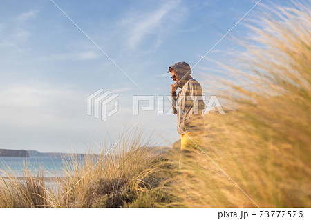 Free active man enjoying beauty of nature. 23772526
