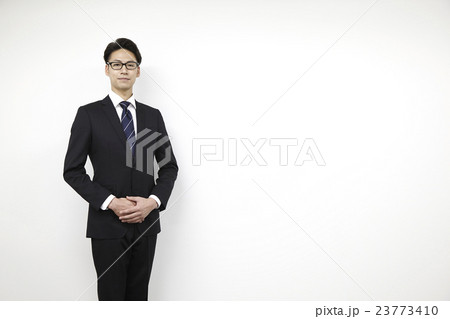スーツ若いサラリーマン 白バック 23773410