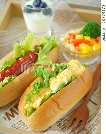 卵とウィンナーのホットドッグランチ　（ハイアングル） 23774178