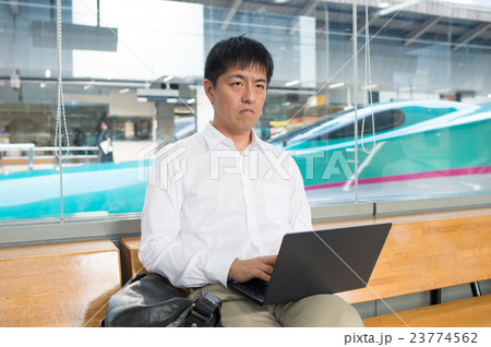 待合室でパソコンをいじる男性 待合室でパソコンをいじる男性 23774562