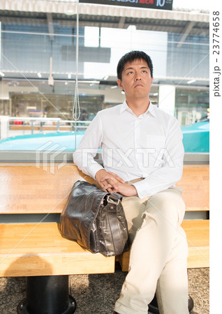 待合室で新幹線を待つ男性 待合室で新幹線を待つ男性 23774658