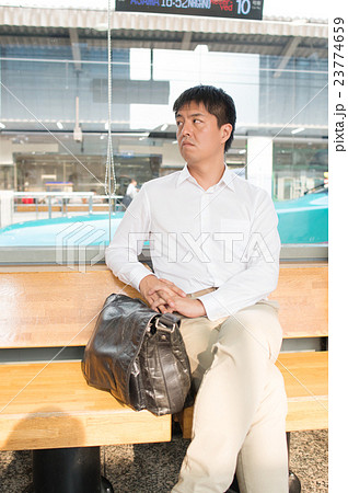 待合室で新幹線を待つ男性 待合室で新幹線を待つ男性 23774659
