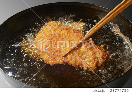 とんかつ(調理中) とんかつ(調理中) 23774736