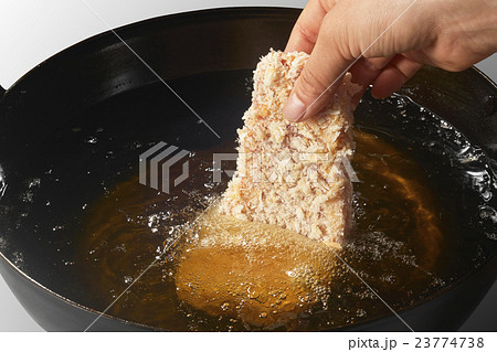 とんかつ(調理中) 23774738
