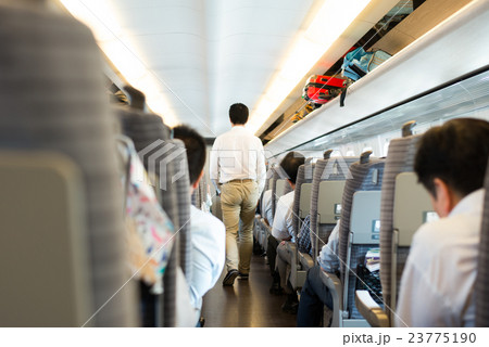 新幹線の車内を歩く男性 23775190