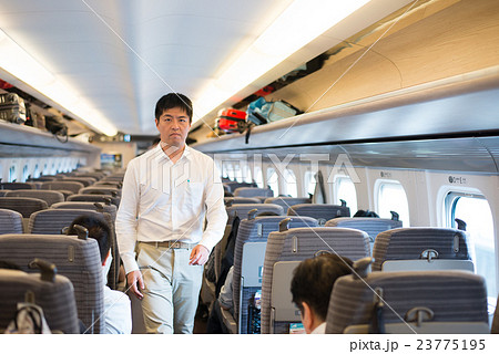 新幹線の車内を歩く男性 新幹線の車内を歩く男性 23775195
