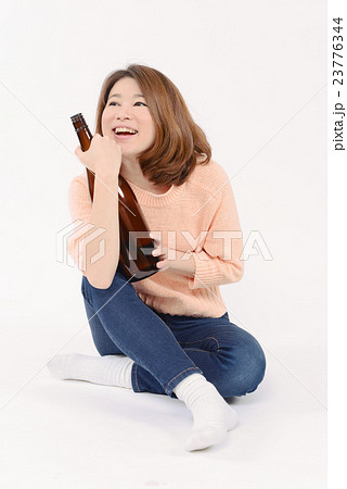 一升瓶を持つ若い女性 23776344
