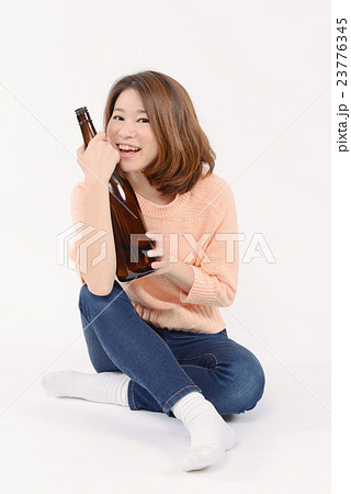 一升瓶を持つ若い女性 一升瓶を持つ若い女性 23776345